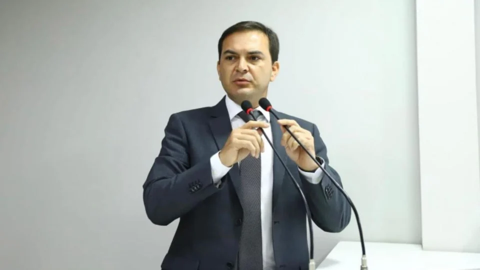 Prefeitura de Parintins gasta mais de R$ 1 milhão em contratos sem licitação