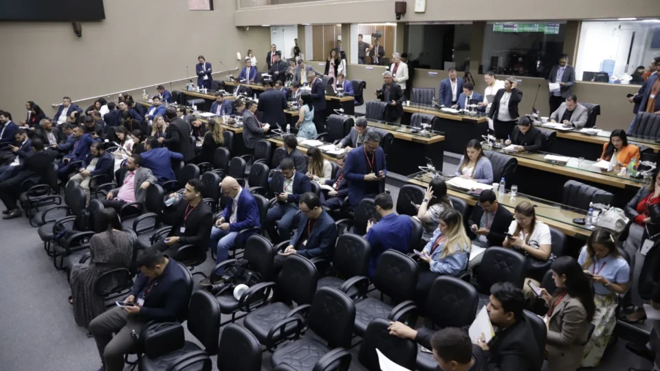 Aleam aprova mudanças no regimento e reduz dias de sessões plenárias