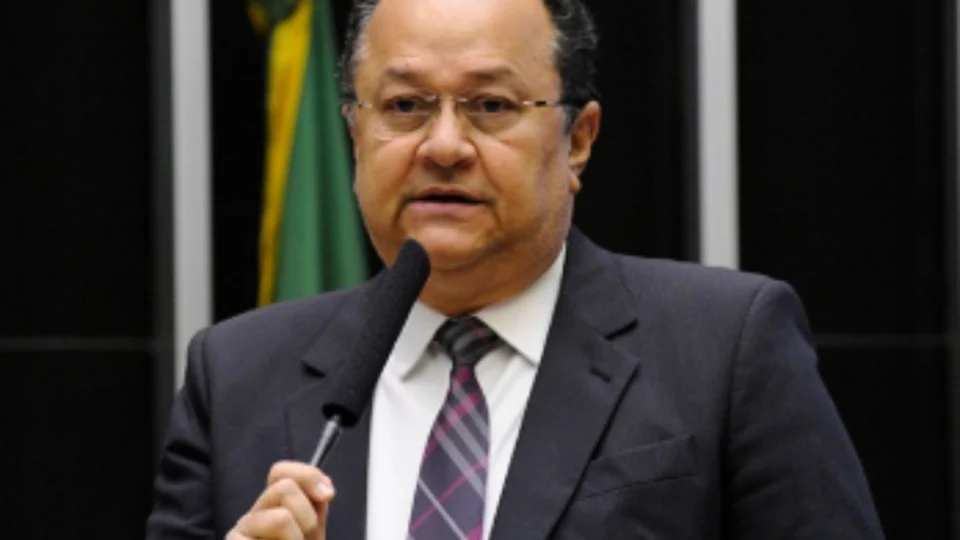 Átila Lins gasta R$ 28 mil em viagens com o Cotão em 24h