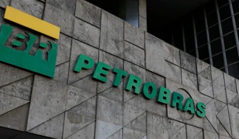 Petrobras tem prejuízo de R$ 17 bi no 4º trimestre; lucro anual caiu 70,6%