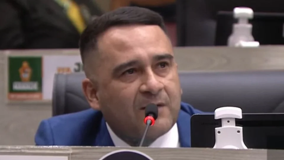 Vereador de Manaus chama palavrão no plenário e é advertido pelo presidente da Câmara