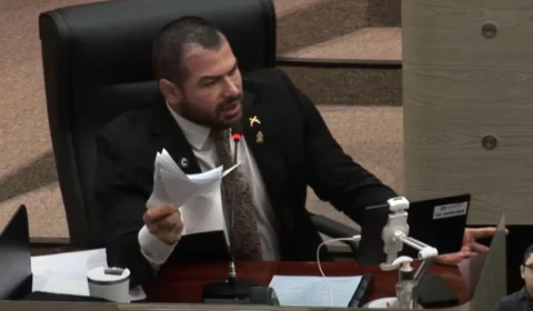 Capitão Carpê rasga requerimentos enviados à prefeitura de Manaus durante protesto em sessão na CMM