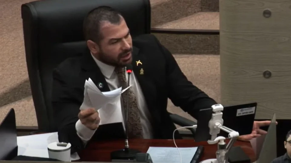 Capitão Carpê rasga requerimentos enviados à prefeitura de Manaus durante protesto em sessão na CMM