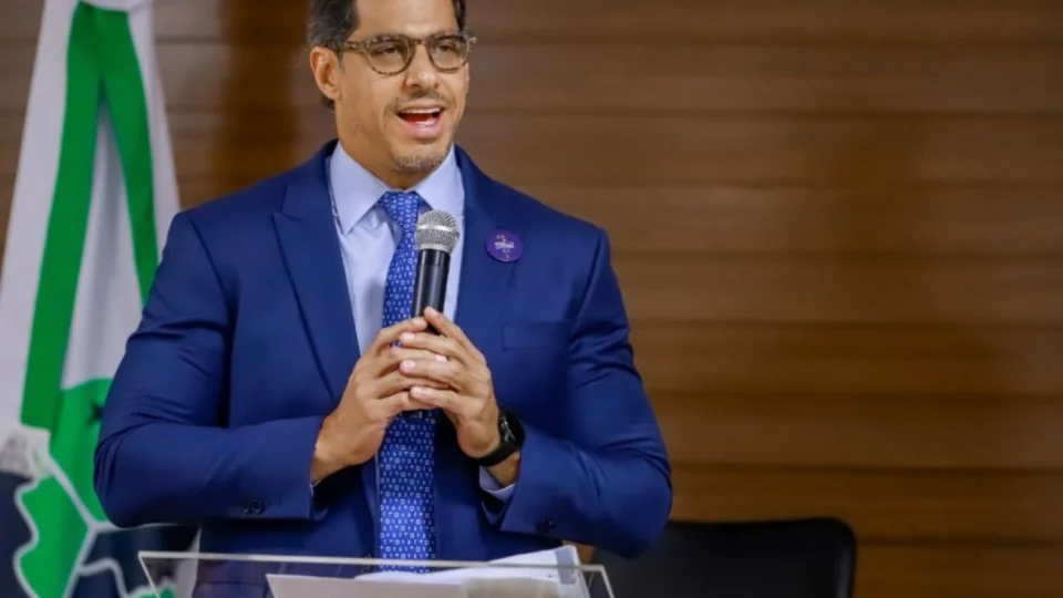 Defensor Público-Geral do AM supera governador em gastos com diárias e enfrenta crise financeira