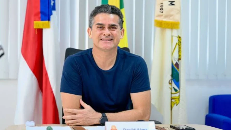 Davi Almeida ignora tragédias em Manaus e celebra Dia da Mulher durante calamidade pública