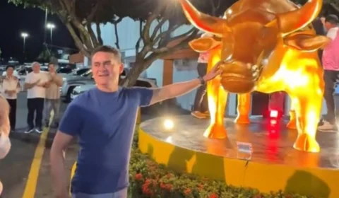 David Almeida ignora vítimas das chuvas e prioriza inauguração de réplica do touro de Nova York
