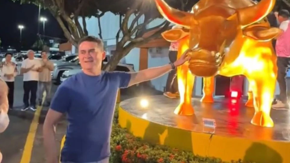 David Almeida ignora vítimas das chuvas e prioriza inauguração de réplica do touro de Nova York