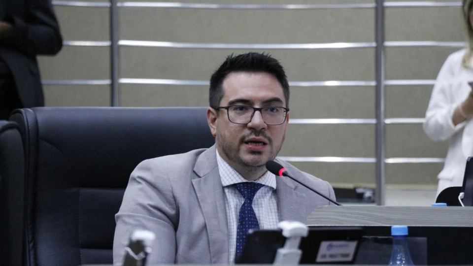 Rodrigo Guedes ingressa no TCE e TJ contra empréstimo de R$ 2,5 bilhões de David Almeida