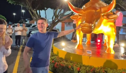 Inauguração polêmica de David, após curtição no Caribe e calamidade em Manaus, é destaque nacional