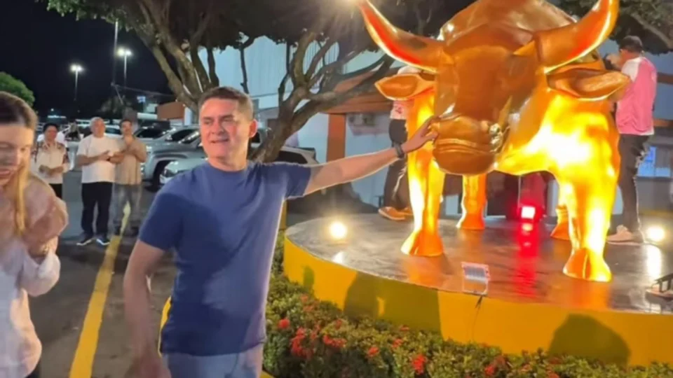 Inauguração polêmica de David, após curtição no Caribe e calamidade em Manaus, é destaque nacional