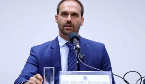 Eduardo Bolsonaro decide permanecer nos EUA e se licenciar do mandato parlamentar