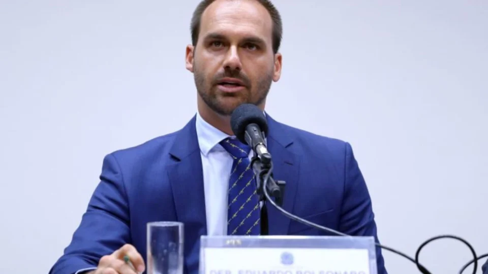 Eduardo Bolsonaro decide permanecer nos EUA e se licenciar do mandato parlamentar