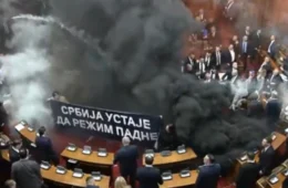 Oposição provoca caos com bombas de fumaça em sessão no parlamento da Sérvia