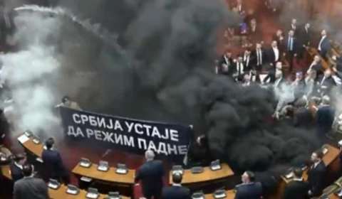 Oposição provoca caos com bombas de fumaça em sessão no parlamento da Sérvia