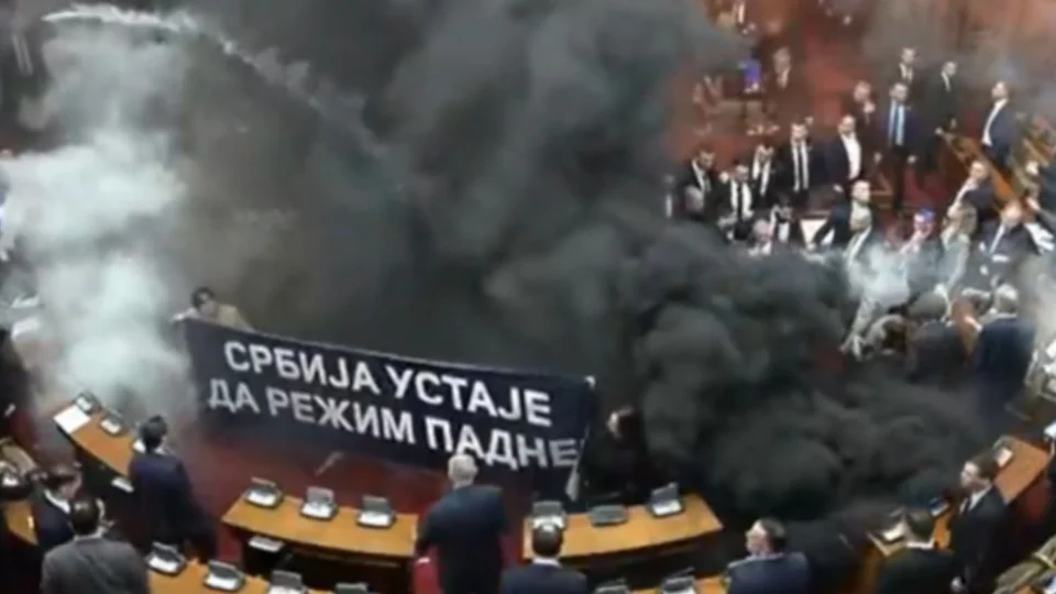Oposição provoca caos com bombas de fumaça em sessão no parlamento da Sérvia