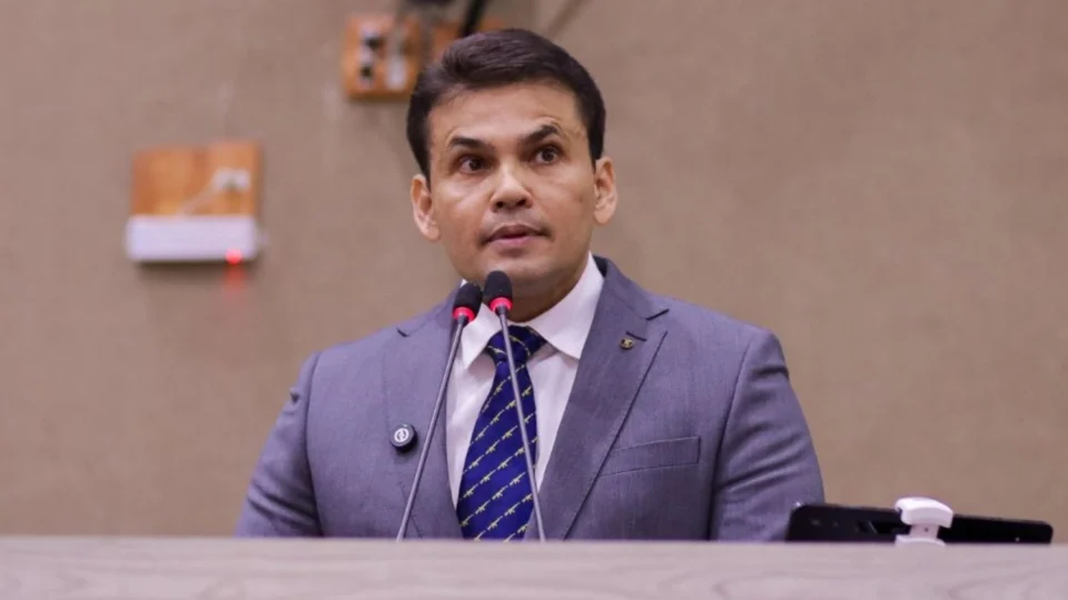 “Festa no Caribe é um desrespeito aos recursos públicos”, diz Coronel Rosses sobre David Almeida