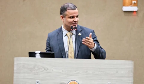 “Ficamos uma hora e dez minutos falando de jiu-jitsu”, critica Rodrigo de Sá sobre sessão na CMM