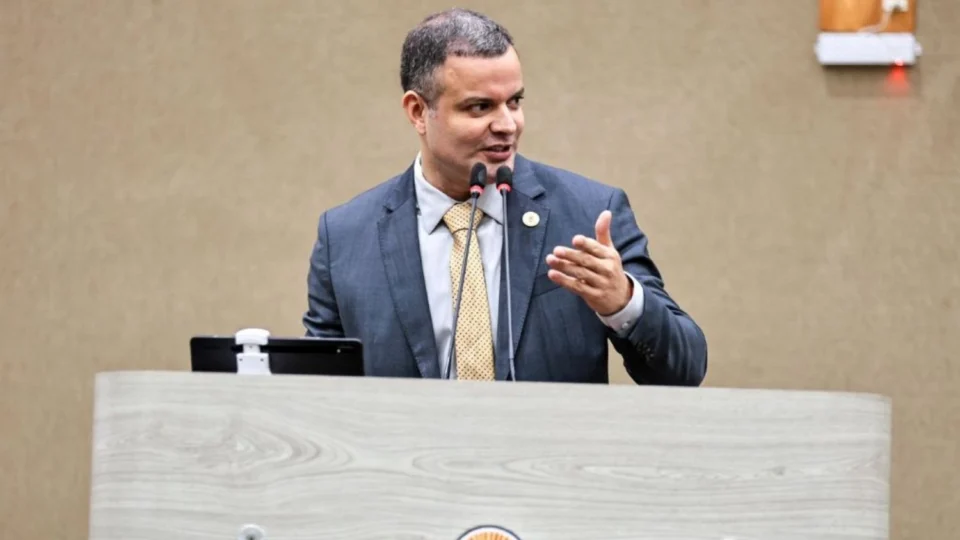 “Ficamos uma hora e dez minutos falando de jiu-jitsu”, critica Rodrigo de Sá sobre sessão na CMM