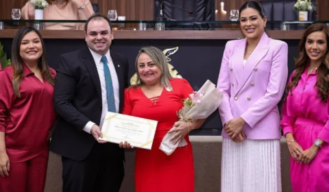 Roberto Cidade homenageia mulheres amazonenses com o diploma ‘Mulher Cidadã Amazonense’ na ALEAM