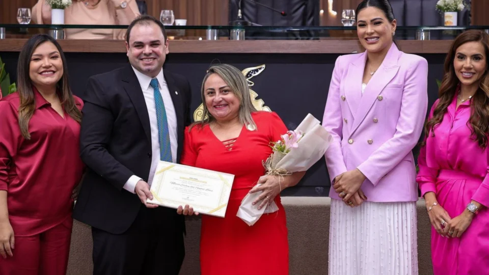 Roberto Cidade homenageia mulheres amazonenses com o diploma ‘Mulher Cidadã Amazonense’ na ALEAM