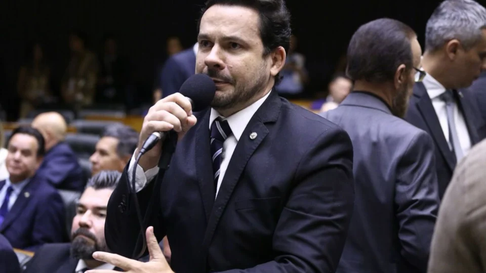 Alberto Neto cobra ministro das Comunicações sobre publicidades bilionárias do Governo Federal