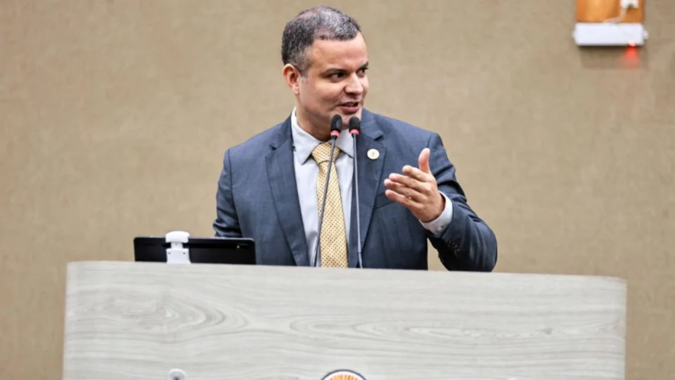 Rodrigo de Sá cobra humildade de David Almeida e destinação de recursos para desastres em Manaus