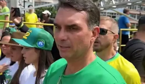 Flávio Bolsonaro critica “alexandrismo” e defende anistia para presos do 8 de janeiro