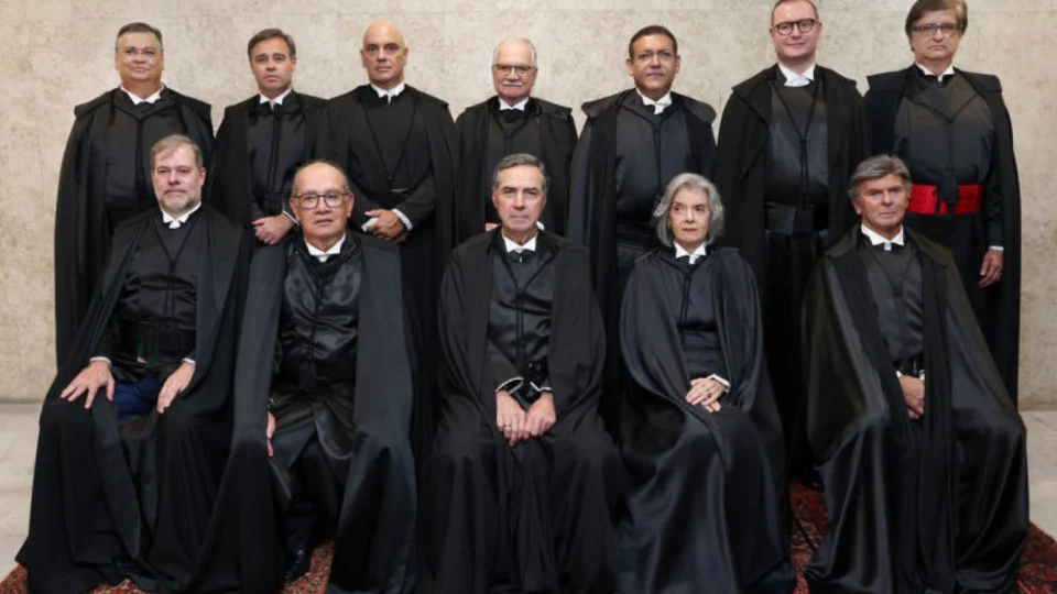 Pesquisa revela que metade dos brasileiros desconfia do STF