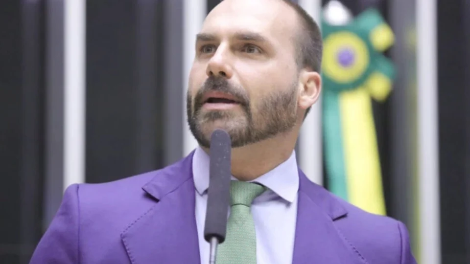 PGR dá parecer contra apreensão do passaporte de Eduardo