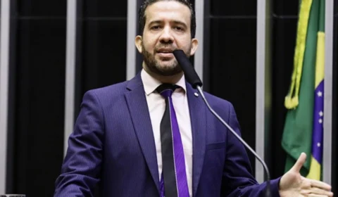 Deputado André Janones firma acordo para evitar denúncia por “rachadinha”