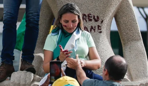Mulher que escreveu ‘perdeu, mané’ em estátua do STF deixa penitenciária