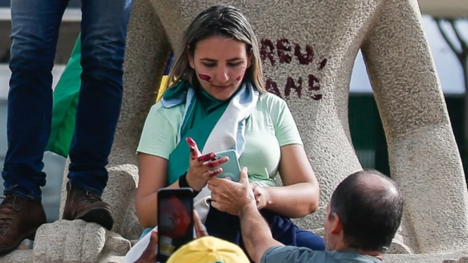 Mulher que escreveu ‘perdeu, mané’ em estátua do STF deixa penitenciária