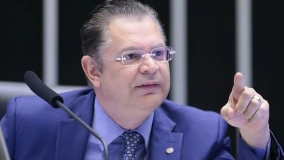 Líder do PL na Câmara, Sóstenes Cavalcante afirma que Lula protege corruptos condenados