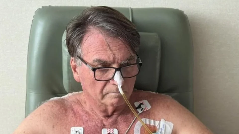 Bolsonaro permanece em UTI com evolução positiva, diz boletim médico