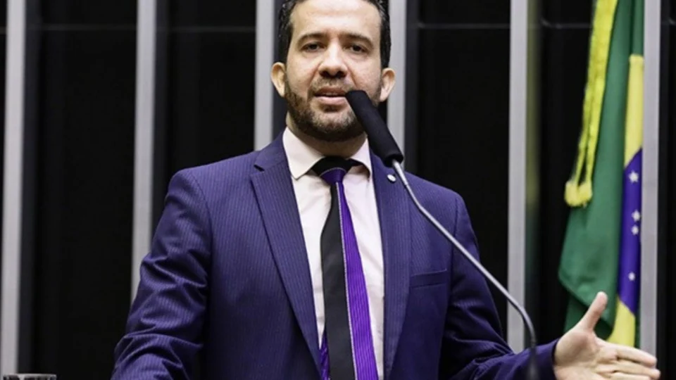 Justiça autoriza prisão de Janones caso descumpra medidas protetivas contra ex-companheira