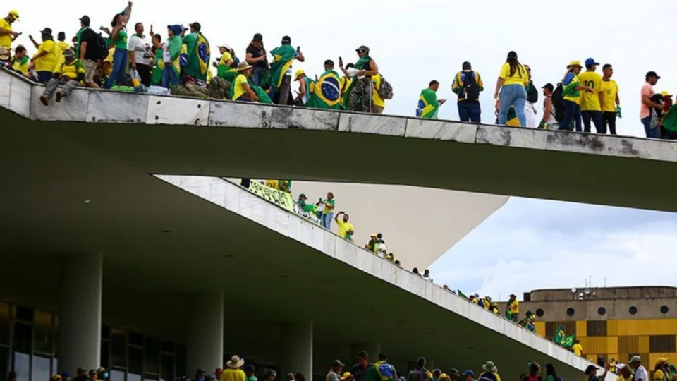 Três deputados do AM assinam pedido de urgência para projeto que anistia presos do 8/1
