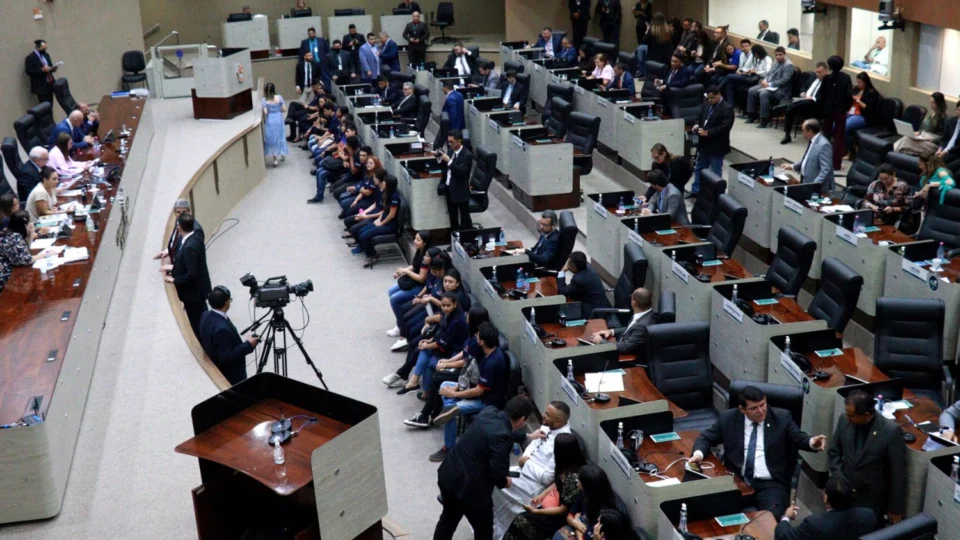 CMM aprova em 1ª discussão reajuste de 5,48% para servidores da Prefeitura de Manaus