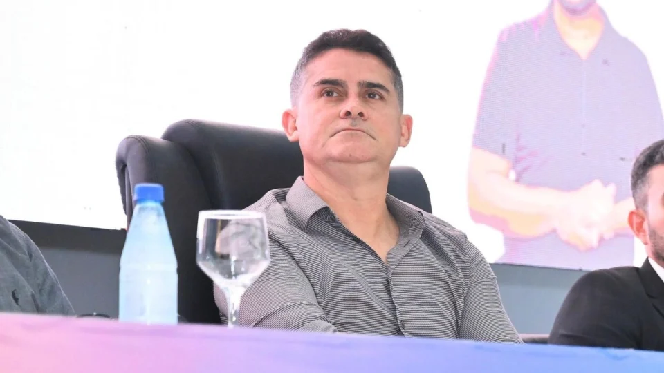 David Almeida sanciona lei que autoriza empréstimos bilionários para Manaus