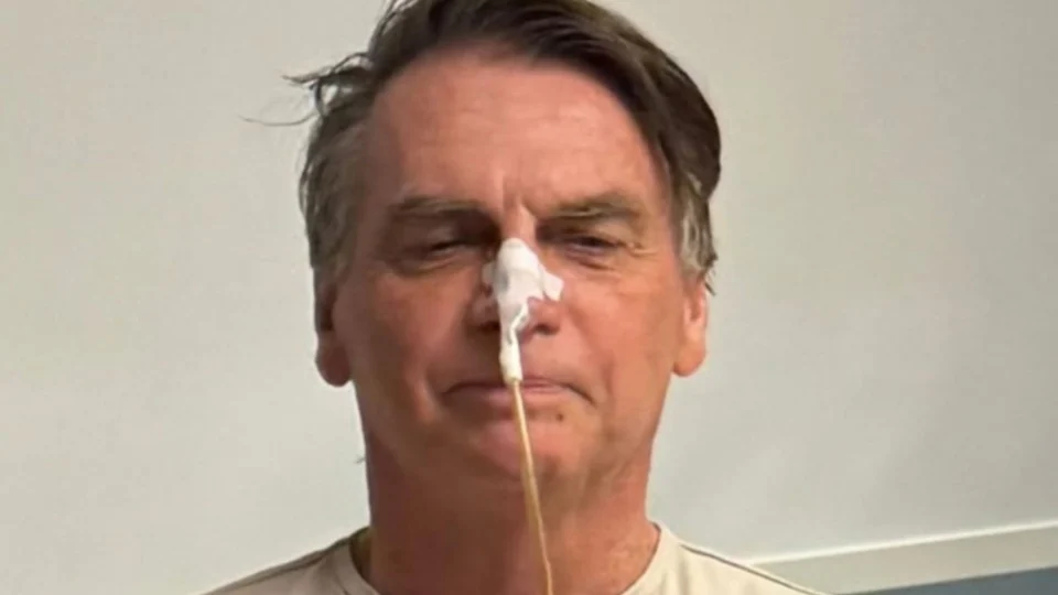 Bolsonaro continua na UTI e inicia alimentação limitada após cirurgia