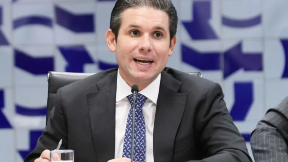 Hugo Motta critica interferência do Judiciário e defende reforma administrativa