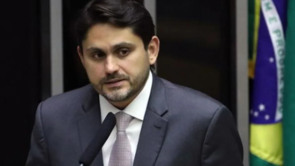 Enrolado em escândalos, ministro de Lula se demite