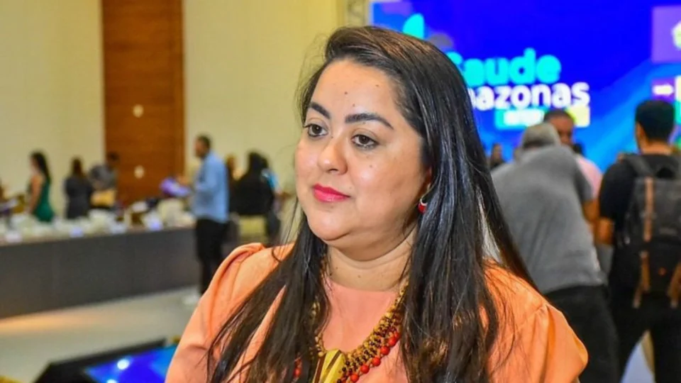 Prefeita de Maués gasta R$ 2 milhões com papelaria e dispensa licitação