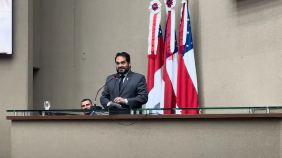 Secretário Flávio Antony destaca trajetória de Jussara Pedrosa em homenagem à secretária na Aleam