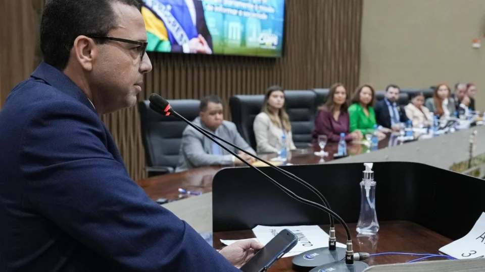 “Vivemos no Amazonas uma epidemia de desinformação institucionalizada”, diz Álvaro Corado
