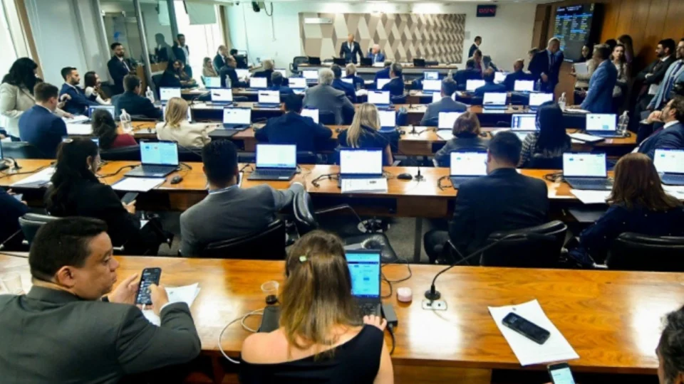 CCJ do Senado aprova fim da reeleição para presidente, prefeitos e governadores