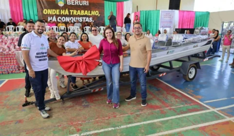 Alessandra Campelo faz pacotão de entregas em Beruri e reforça compromisso com a população