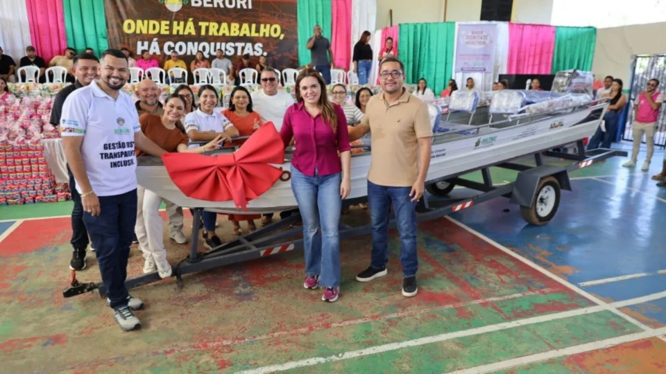 Alessandra Campelo faz pacotão de entregas em Beruri e reforça compromisso com a população