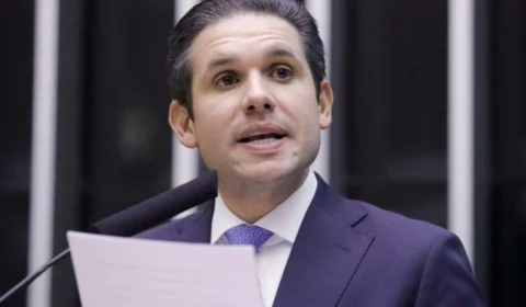 Hugo Motta anuncia votação de urgência para projetos contra fraudes no INSS