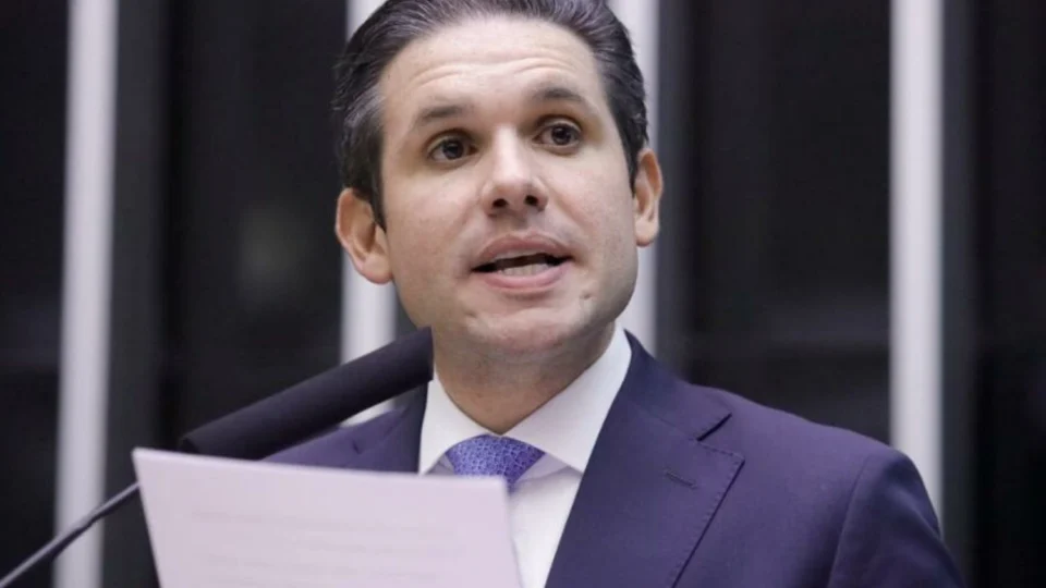 Hugo Motta anuncia votação de urgência para projetos contra fraudes no INSS