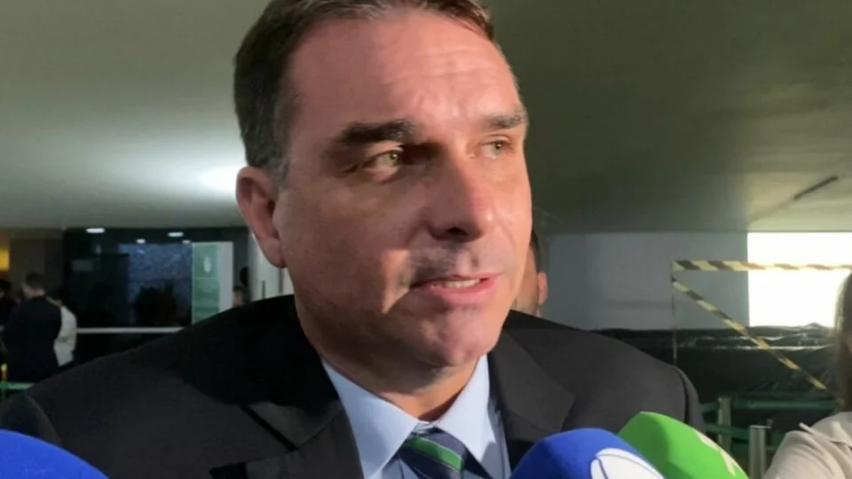 Flávio Bolsonaro vê influência de Lula sobre Alcolumbre e critica “semi-anistia”